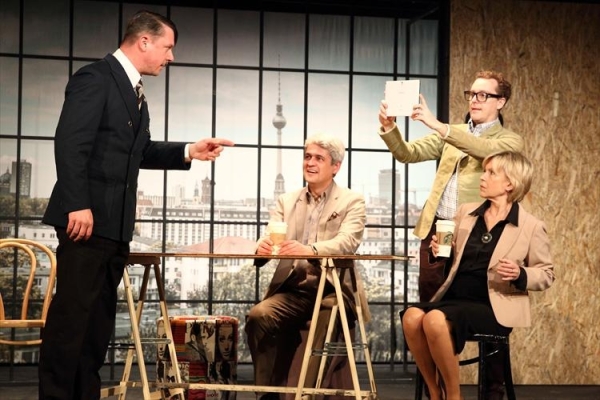 Divadlo Na Jezerce Praha: UŽ JE TADY ZAS!