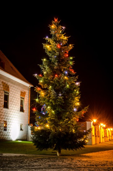 Tradiční rozsvícení vánočního stromu v hotelu Zámek Valeč