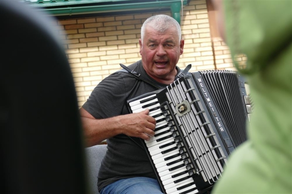 Posezení s harmonikou